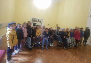 Dzieci na kanapie w teatrze
