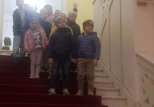 Dzieci na schodach w teatrze