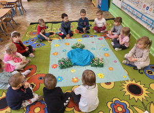 Dzieci siedzą w kole