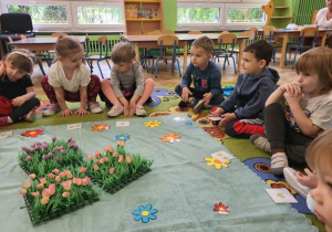 Dzieci siedzą w kole