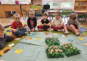 zabawy matematyczne, przeliczanie żabek na kartkach