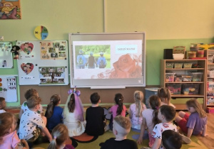 Dzieci oglądają film edukacyjny