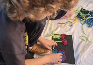 obrazek dla mamy wykonany z kolorowych sznurowadeł