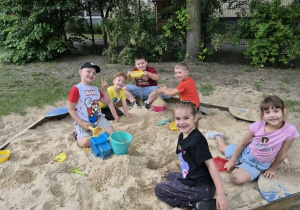 Dzieci bawią się w piaskownicy