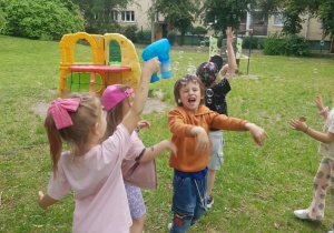 Dzieci puszczają i łapią mydlane bańki