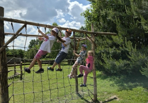 Dzieci wspinają się po drabinkach