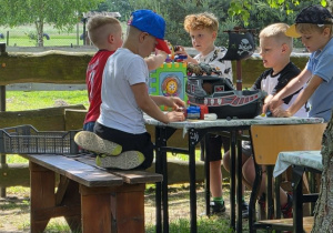 Dzieci bawią się przy stolikach