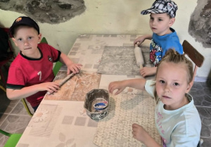 Dzieci uczestniczą w warsztatach z garncarstwa
