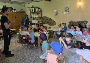 Dzieci uczestniczą w warsztatach z garncarstwa