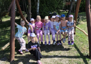 Dziewczynki pozują do zdjęcia na huśtawce