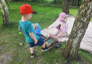 Dzieci bawią się
