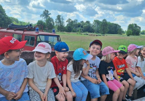 Dzieci siedzą na wozie