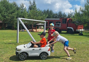 Dzieci bawią się