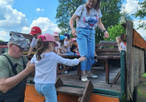 Dzieci wchodzą na przyczepę