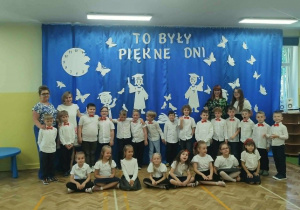 Dzieci z gr 4 pozują do zdjęcia z Paniami