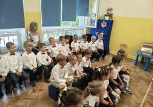 Dzieci w oczekiwaniu na występ