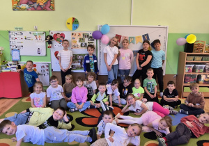 Pamiątkowe zdjęcie z uczniami szkoly nr 193