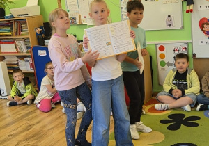 Uczeniice prezentują podręczniki