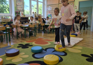 Dzieci uczestniczą w zabawie z torem przedszkód