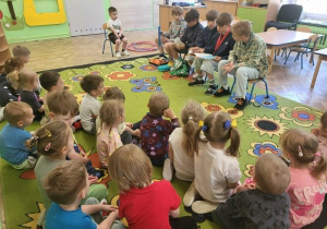 Dzieci słuchają bajek czytanych przez uczniów Sz. P nr 193