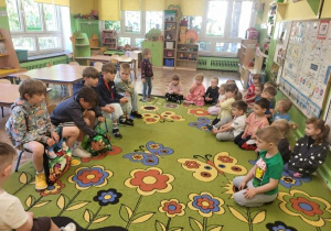 Dzieci słuchają bajek czytanych przez uczniów Sz. P nr 193