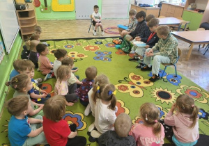 Dzieci słuchają bajek czytanych przez uczniów Sz. P nr 193
