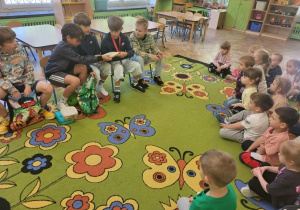 Dzieci słuchają bajek czytanych przez uczniów Sz. P nr 193