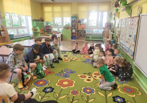 Dzieci słuchają bajek czytanych przez uczniów Sz. P nr 193