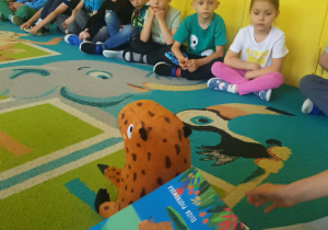 Dzieci z gr 3 słuchają opowiadania czytanego przez uczniów Sz.P nr 193