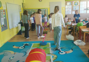 Dzieci pokonują tor przeszkód