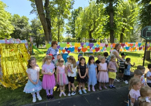 Dzieci z gr 2 w oczekiwaniu na występ