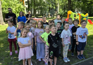 Dzieci z gr 4 w oczekiwaniu na swój występ