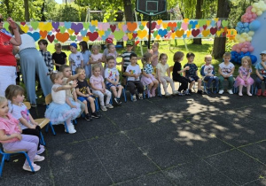Dzieci z gr 1 w oczekiwaniu na swój występ
