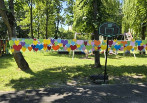 Dekoracja z kolorowych serc na dzień rodziny