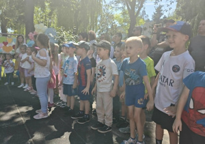 Dzieci z gr 3 w oczekiwaniu na występ