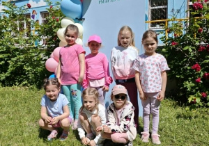 Dziewczynki z gr 3 pozują na ściance