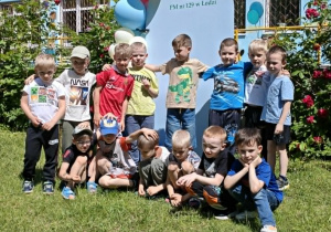 Chłopcy z gr 3 pozują na ściance