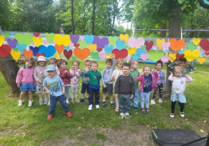 Dzieci z gr 1 na sciance z kolorowych serduszek