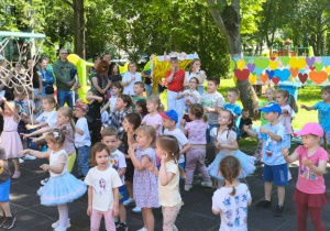 Dzieci tańczą na boisku dla swoich rodziców