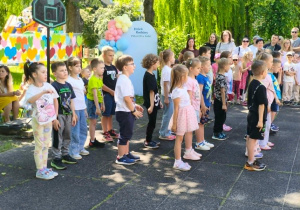 Dzieci z gr 4 tańczą dla swoich rodziców