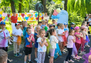 Dzieci z gr 3 tańczą dla swoich rodziców