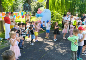 Dzieci z gr 2 tańczą dla swoich rodziców