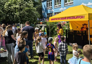Dzieci i dorośli bawią się na pikniku rodzinnym