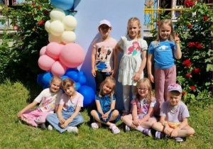 Dziewczynki z gr 4 pozuja na ściance