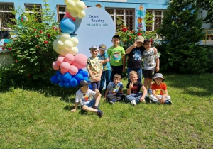 Chłopcy z gr 4 pozuja na ściance