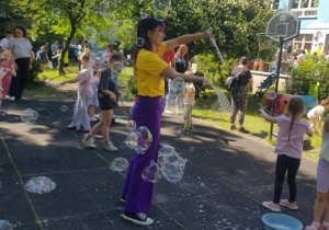 Dzieci z animatorem puszczaja bańki