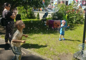 Dzieci puszczają bańki