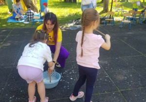 Dzieci puszczają bańki