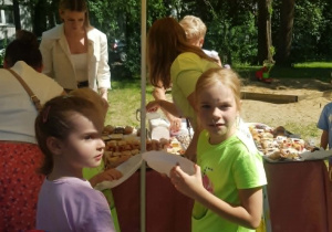 Dziewczynki jedzą ciasto