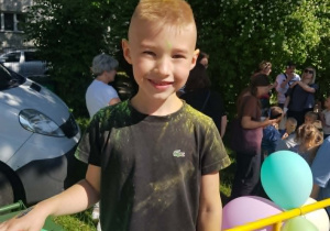 Chłopiec w bluzce pomalowanej farbkami